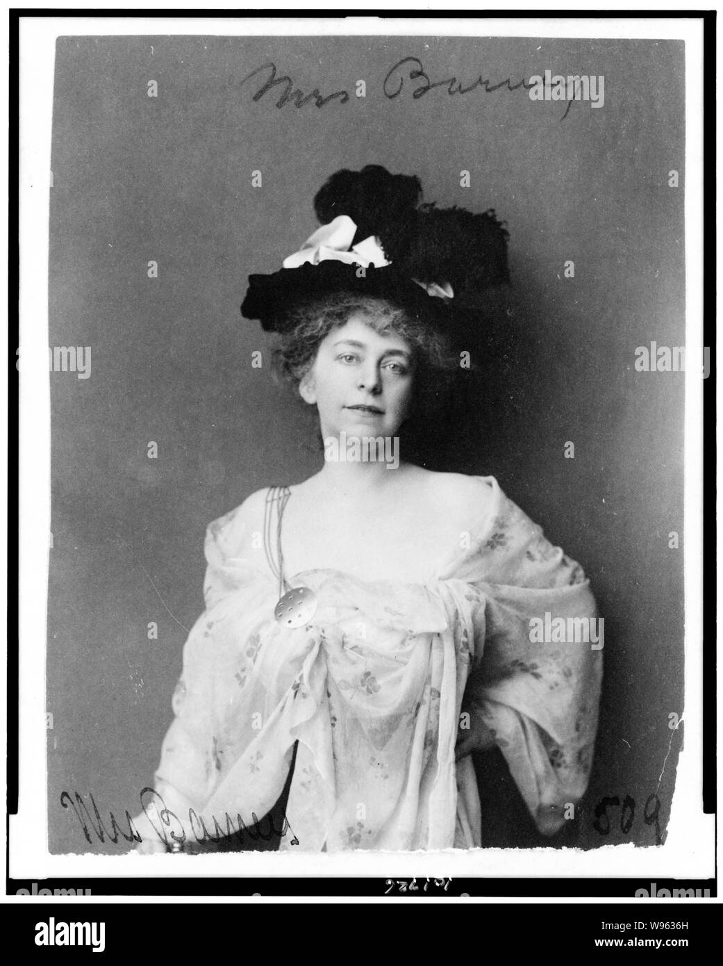 Alice Pike Barney, mezza lunghezza verticale, rivolto verso la parte anteriore Foto Stock
