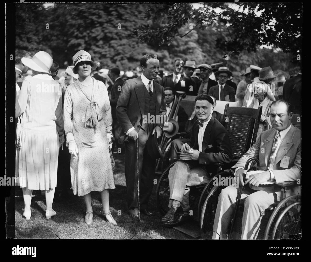 Alice Roosevelt Longworth e Theodore Roosevelt, Jr. con gli uomini in carrozzina Foto Stock