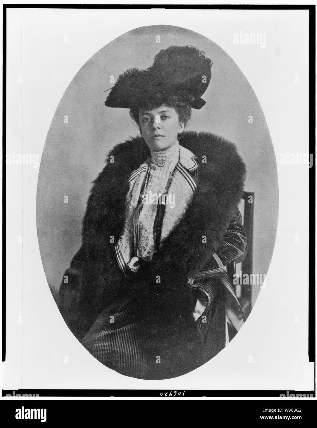 Alice Roosevelt Longworth, tre quarti di lunghezza verticale, seduto, rivolto leggermente verso sinistra Foto Stock