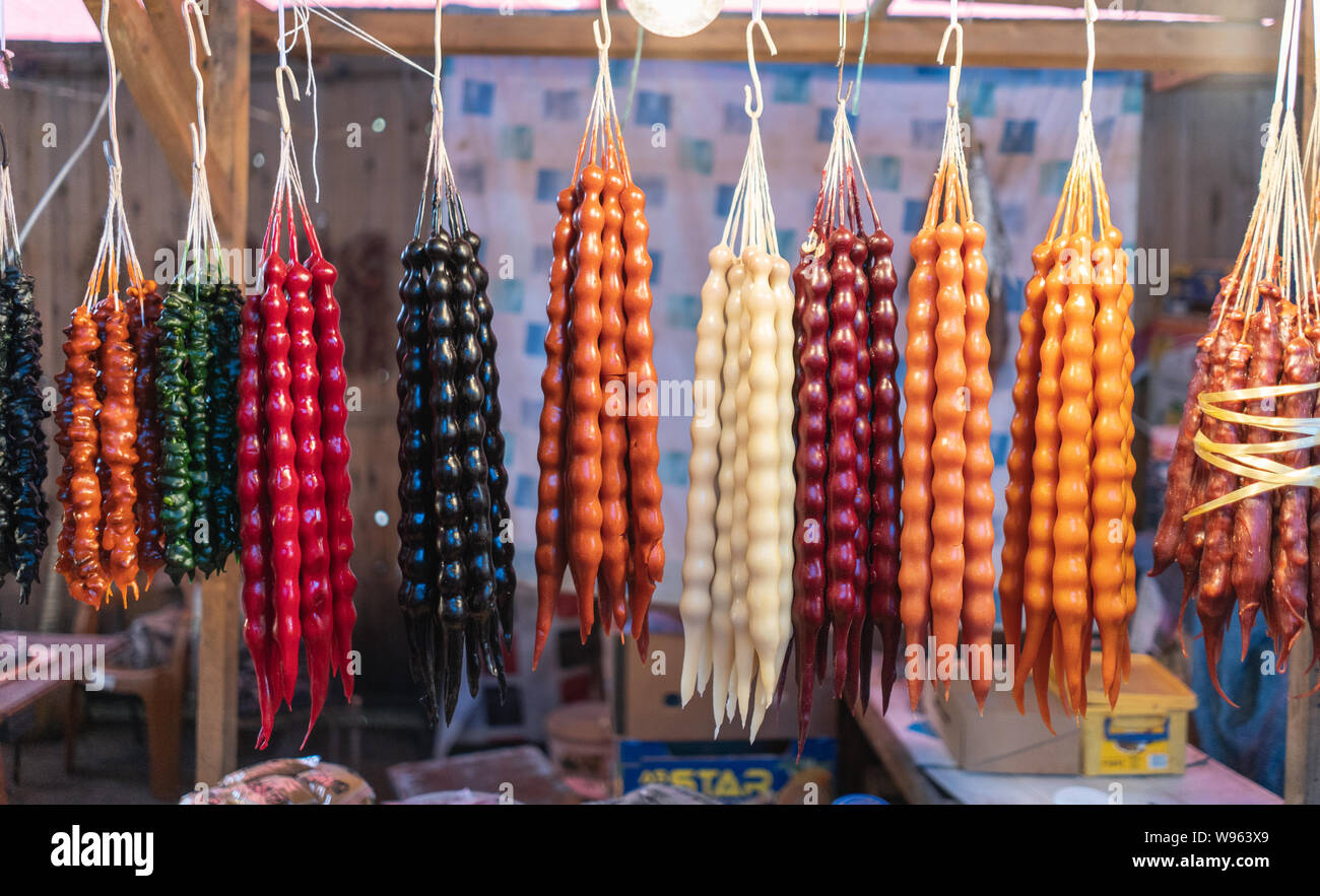 In stile Georgiano tradizionale dolce Churchhela venduto sul mercato tradizionale di Tbilisi, Georgia Foto Stock