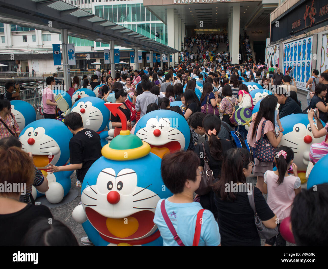 Cittadini visualizza modelli di Doraemon, un famoso cartone animato giapponese carattere, in una mostra a Hong Kong, Cina, 26 agosto 2012. Foto Stock