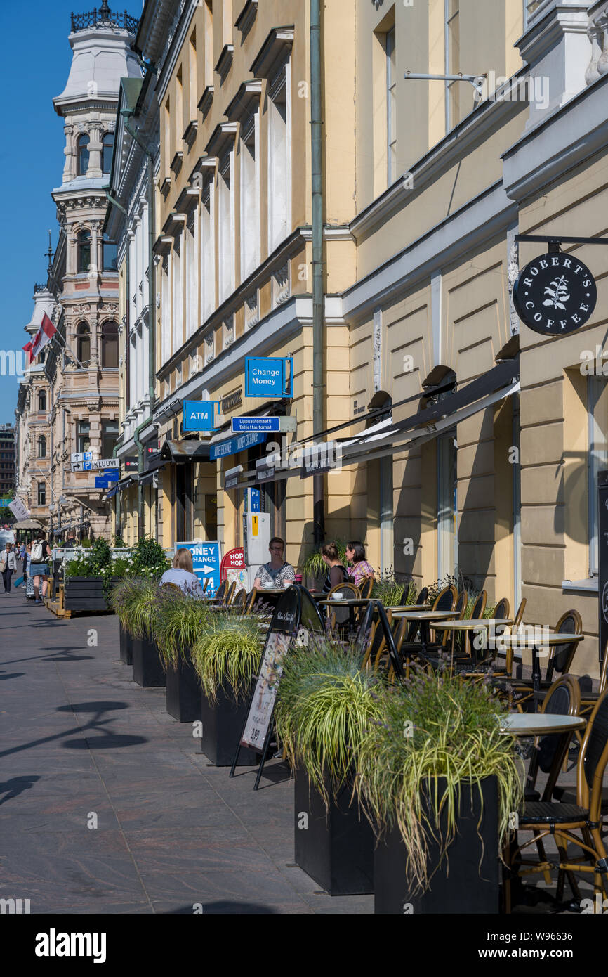 Helsinki, Finlandia -- Luglio 19, 2019. Foto di un cafe' all'aperto e presso la caffetteria su una strada trafficata a Helsinki in Finlandia. Foto Stock