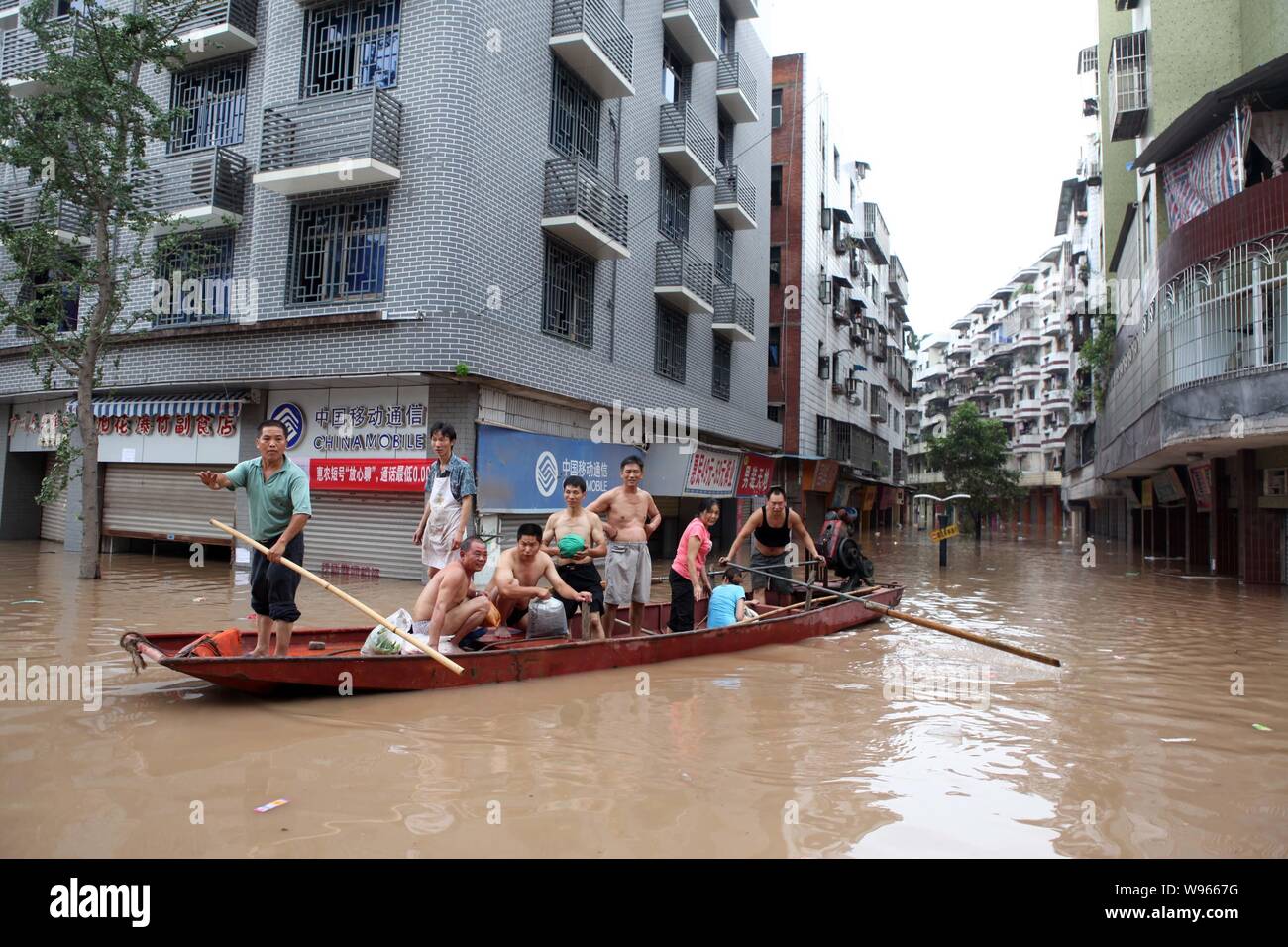 I residenti locali vengono evacuati in barca su una strada allagata in Yongchuan, Chongqing, la Cina, 23 luglio 2012. Southwest Chinas municipalità di Chongqing ha Foto Stock