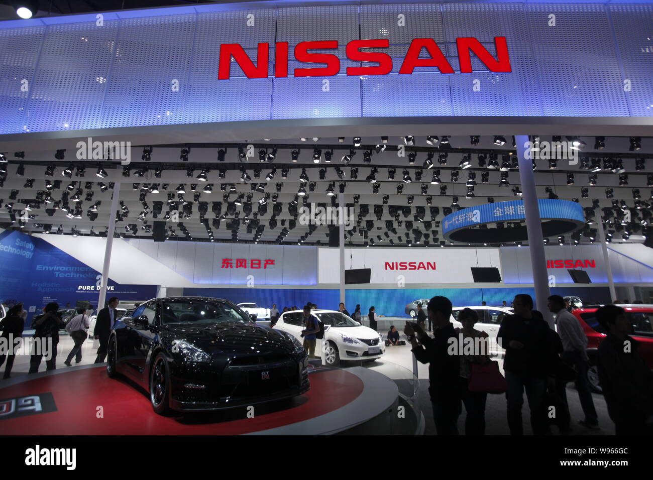 --File--i visitatori sono visti presso lo stand della Nissan durante un auto show di Pechino, Cina, 23 aprile 2012. Nissan Motor Corp ha annunciato piani lunedì (25 Foto Stock