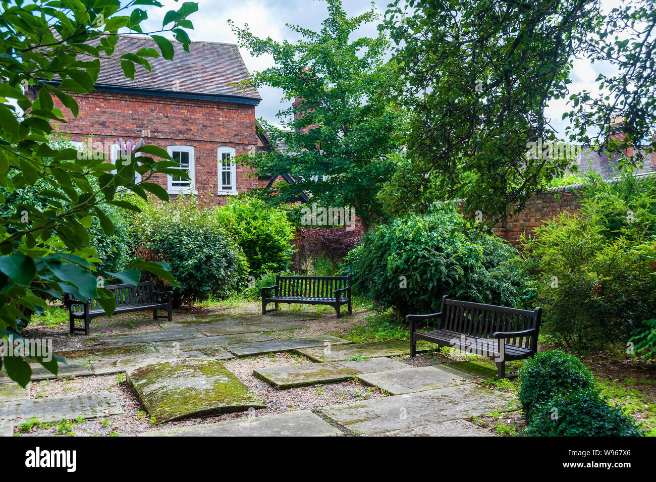 Tranquilla scena di un cimitero a St Julian's, Shrewsbury, Inghilterra Foto Stock