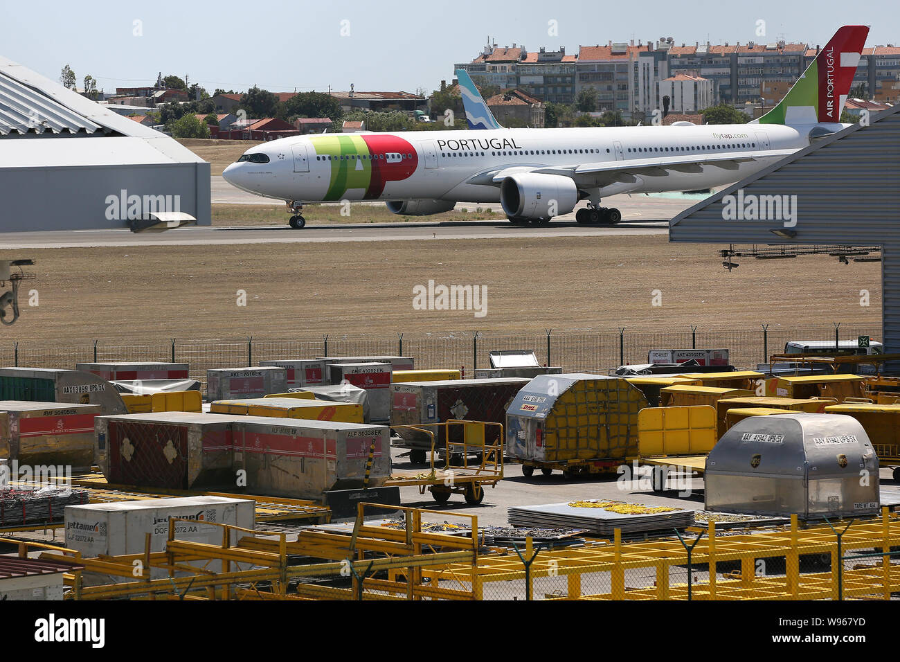 Lisbona, Portogallo. 12 Ago, 2019. Un aereo si prepara a prendere il via al Humberto Delgado Aeroporto di Lisbona, in Portogallo, il 12 agosto, 2019. Carburante portoghese-cisterna drivers' sciopero nazionale ha cominciato come programmato da lunedì per un periodo indeterminato. In Portogallo il governo ha ordinato i servizi minimi di tra 50% e 100% e ha dichiarato una crisi energetica che implica "misure eccezionali' per ridurre al minimo gli effetti di sciopero per garantire la fornitura di servizi essenziali come le forze di sicurezza e le emergenze mediche. Credito: Pedro Fiuza/Xinhua Foto Stock