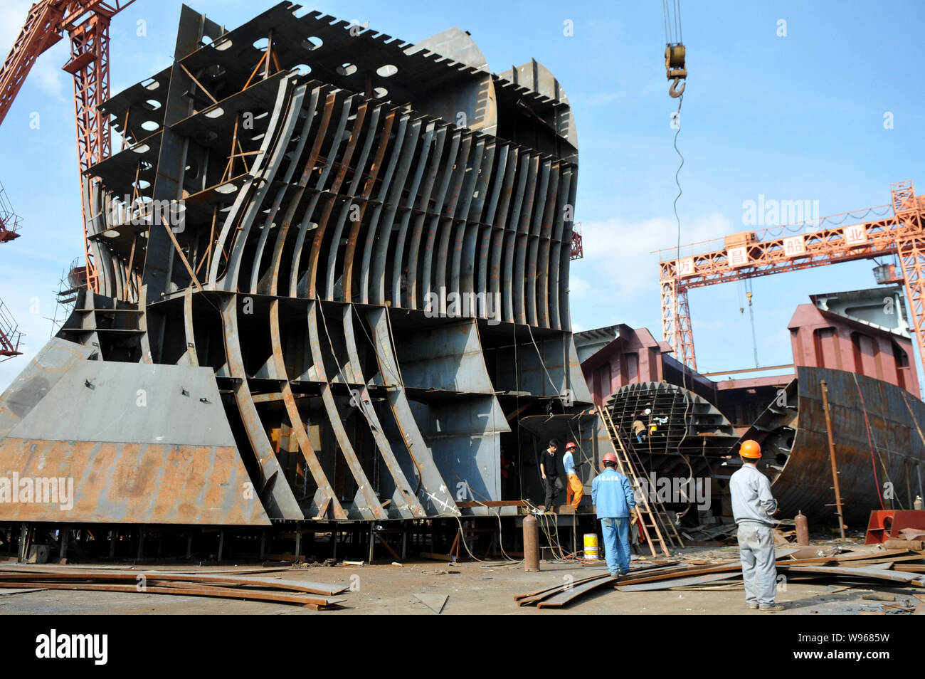 --FILE--i lavoratori sono la costruzione di una nave presso un cantiere navale nella città di Taizhou, est Chinas nella provincia di Zhejiang, 1 novembre 2011. Secondo un articolo straniera Foto Stock