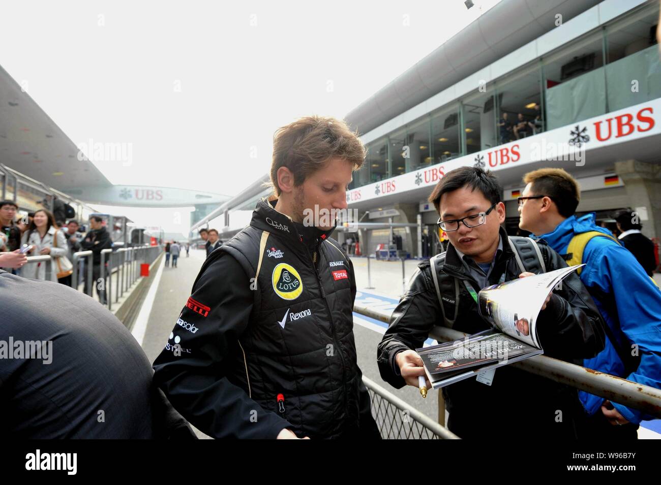 Il francese F1 driver Romain Grosjean del team Lotus-Renault indicazioni per tifosi durante una riunione di fan in Cina a Shanghai, 12 aprile 2012. La Formula Uno Foto Stock