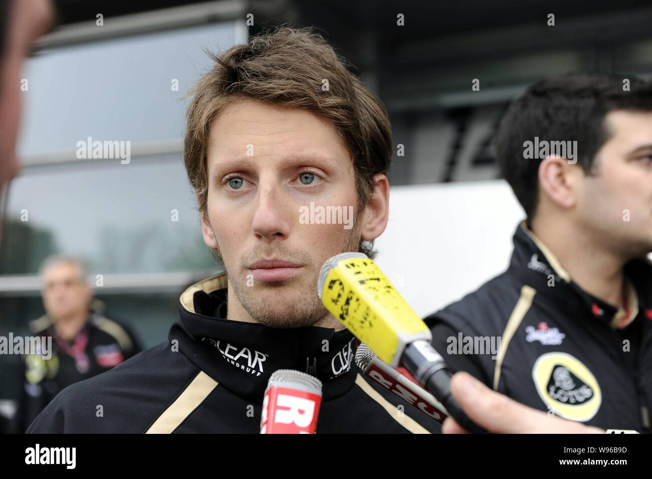 Swiss F1 driver Romain Grosjean del team Lotus è intervistato durante una conferenza stampa in Cina a Shanghai, 13 aprile 2012. Foto Stock