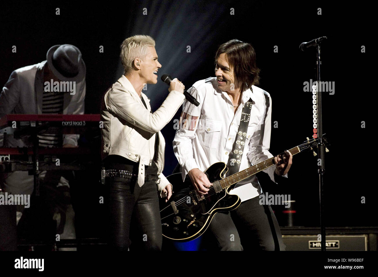 Musica pop svedese duo Roxette esegue in un concerto del suo tour mondiale a MasterCard Center di Pechino, 12 marzo 2012. Foto Stock