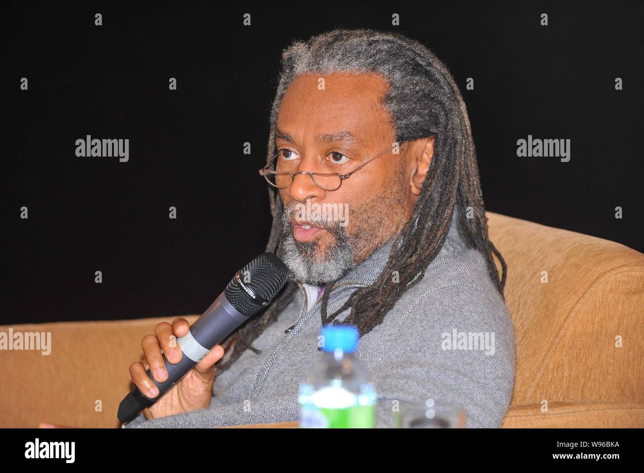 Vocalist americano Bobby McFerrin è raffigurato nel corso di una conferenza stampa in Cina a Shanghai, 29 febbraio 2012. Foto Stock