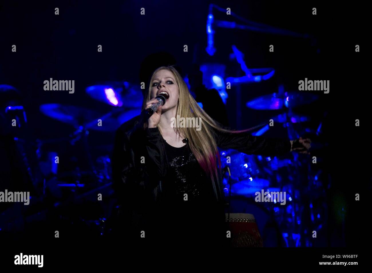 Il cantante canadese Avril Lavigne si esibisce in un concerto durante il suo giro del mondo a Pechino in Cina, 14 febbraio 2012. Foto Stock