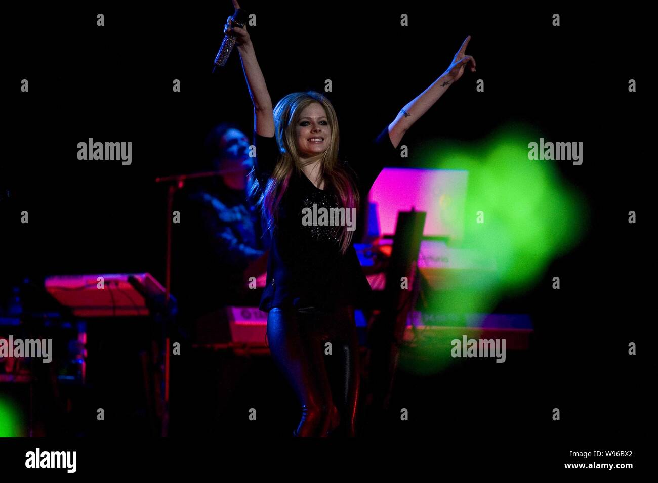 Il cantante canadese Avril Lavigne si esibisce in un concerto durante il suo giro del mondo a Pechino in Cina, 14 febbraio 2012. Foto Stock