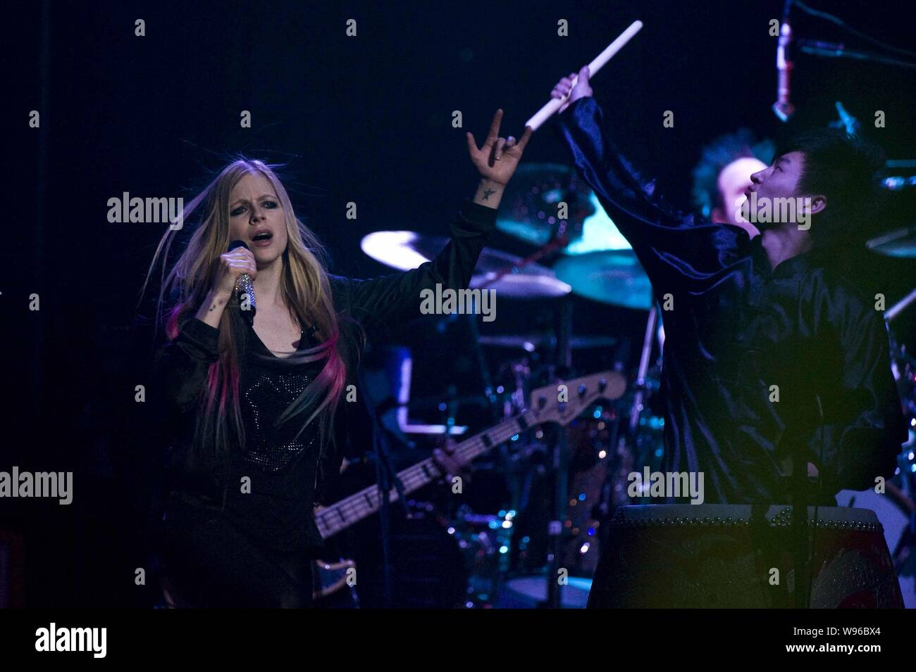 Il cantante canadese Avril Lavigne si esibisce in un concerto durante il suo giro del mondo a Pechino in Cina, 14 febbraio 2012. Foto Stock