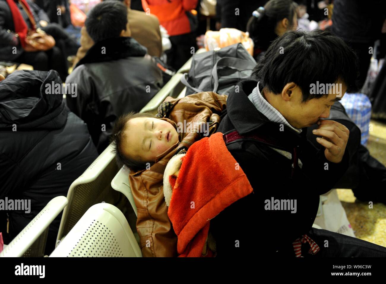 I passeggeri sono visti a Hangzhou Stazione Ferroviaria di Hangzhou, est Chinas nella provincia di Zhejiang, 3 gennaio 2012. Circa 2,89 miliardi di passeggeri viaggi sono e Foto Stock