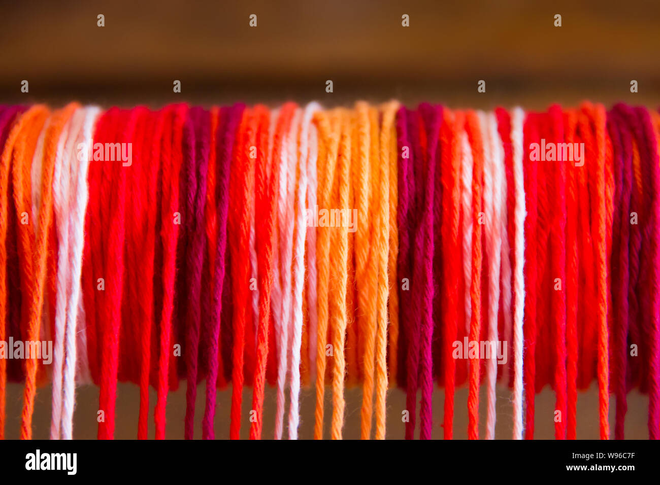 Sfondo a trama di filato colorato sul telaio Foto Stock