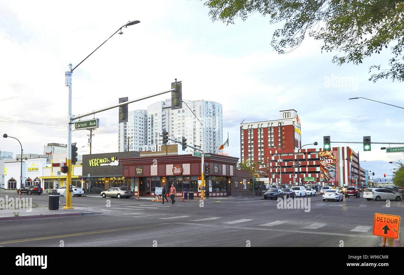 Scenario di strada nel centro storico di Las Vegas, che mostra l'attraversamento e l'architettura sullo sfondo Foto Stock