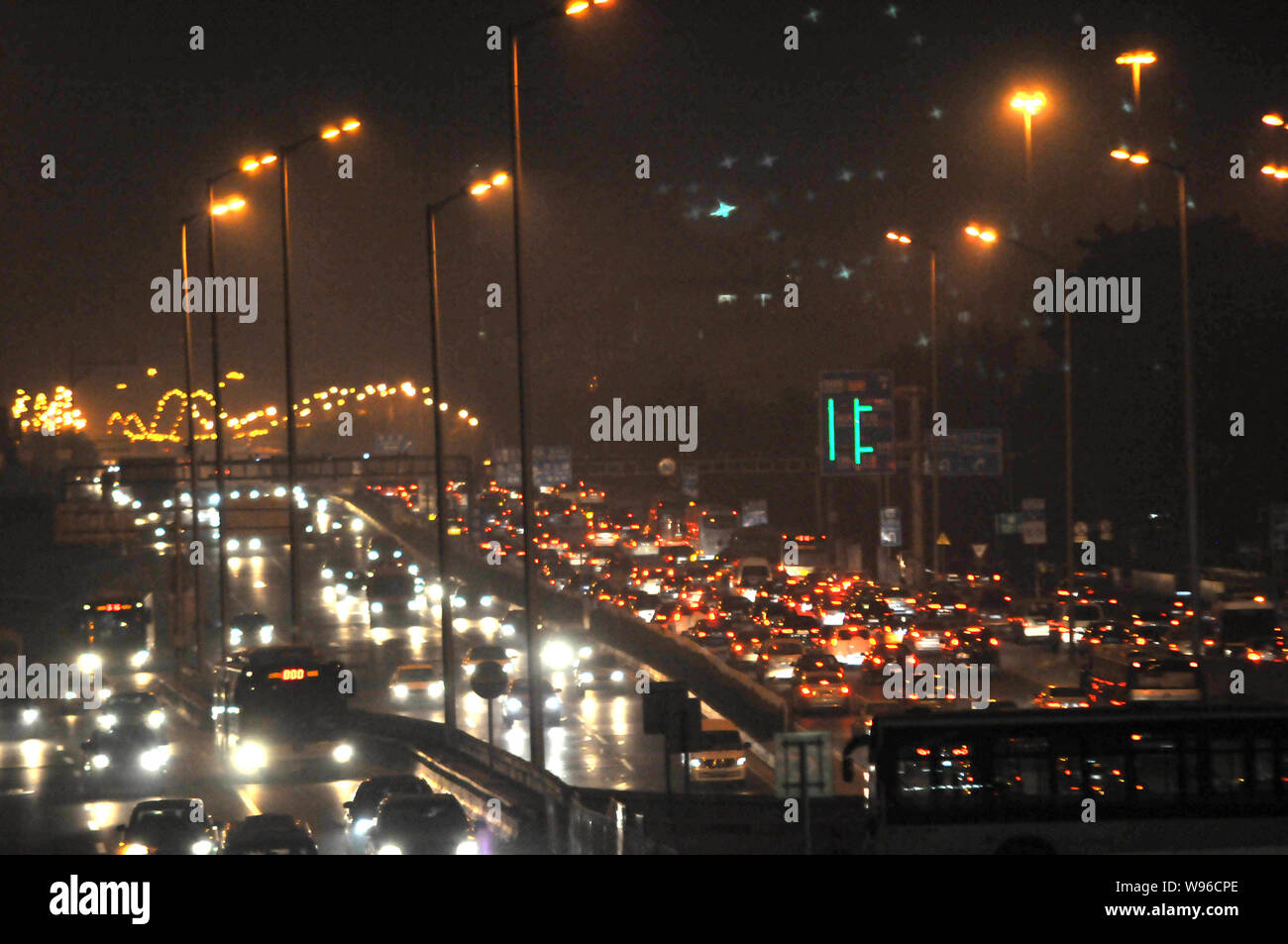 I veicoli si muovono lentamente in un inceppamento di traffico durante le ore di punta su una strada a Pechino in Cina, 24 settembre 2012. Gli inceppamenti di traffico potrebbe seriamente intasare Pechino Foto Stock