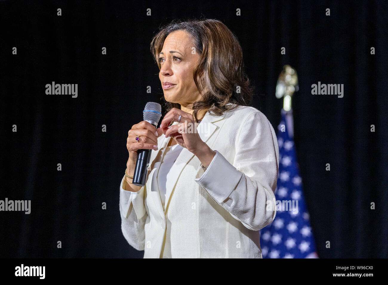 Burlington, Iowa, USA. 12 Agosto, 2019. In California il senatore Kamala Harris ha organizzato una campagna presidenziale al rally Il Loft in downtown Burlington, Iowa, USA. Credito: Keith Turrill/Alamy Live News Foto Stock