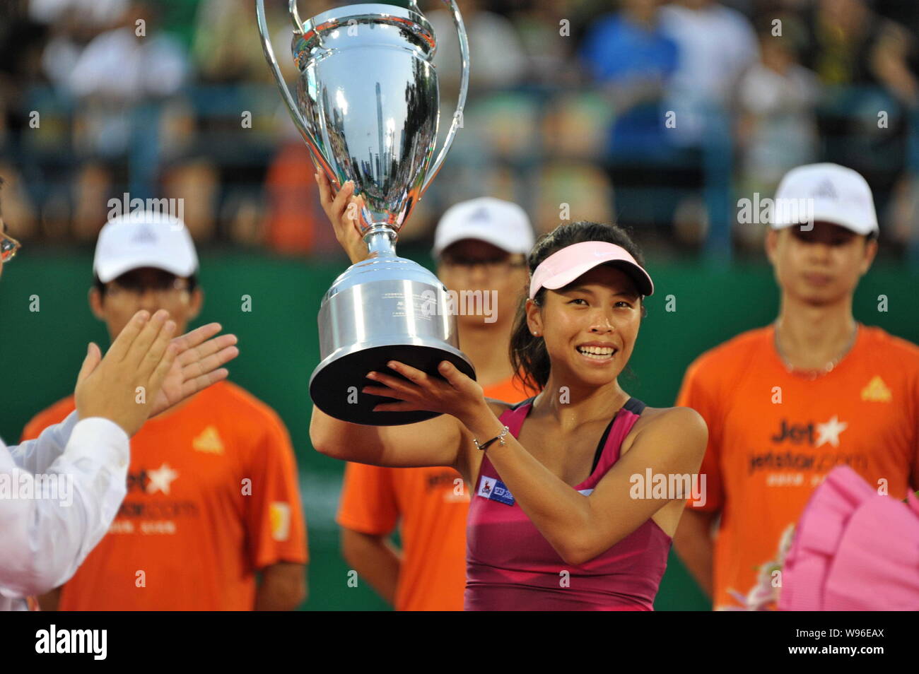 Hsieh Su-Wei di Taiwan detiene il suo campione del trofeo nella cerimonia di premiazione del 2012 Guangzhou aperto torneo WTA nella città di Guangzhou, sud Chinas Gu Foto Stock