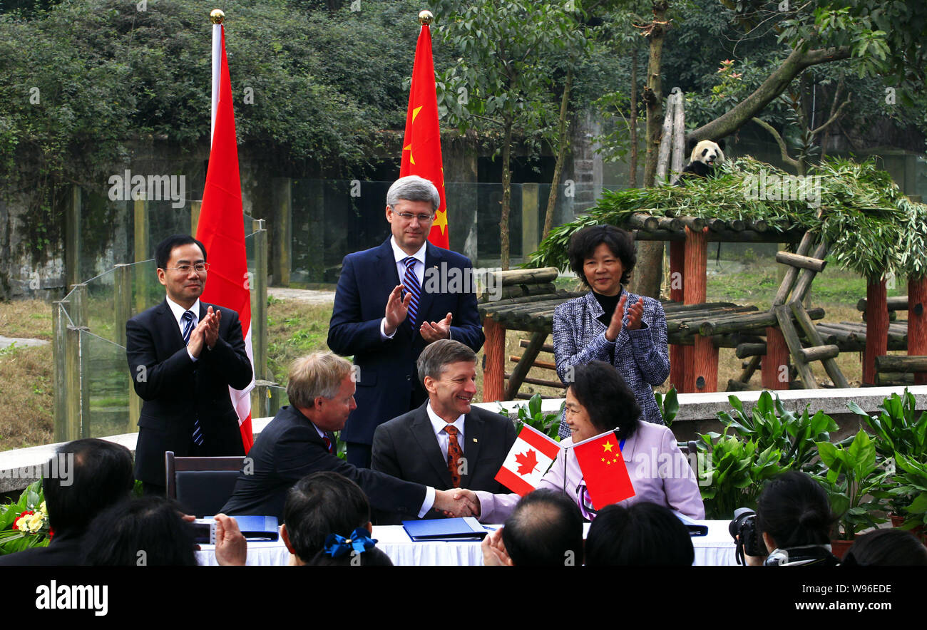 Il Primo Ministro canadese Stephen Harper, centro posteriore, partecipa a una cerimonia di firma a Chongqing Zoo di Chongqing Cina, 11 febbraio 2012. Pri canadese Foto Stock