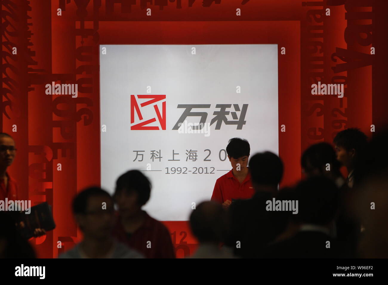 --FILE--I Homebuyers visitare lo stand di Vanke durante una fiera immobiliare in Cina a Shanghai, 5 ottobre 2012. China Vanke Co., il più grande sviluppatore da Foto Stock