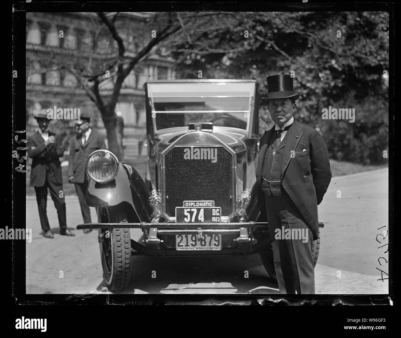 Amb. Hanihara nella parte anteriore delle auto che mostra segno diplomatico Foto Stock