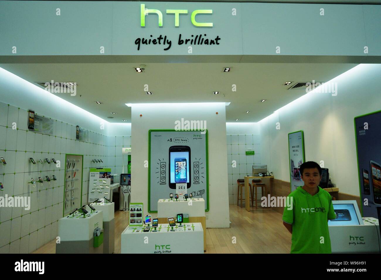 --File--un personale cinese è visto in un HTC store in Hangzhou, est Chinas nella provincia di Zhejiang, 5 giugno 2012. Apple incrementali deludenti vendite Cina s Foto Stock