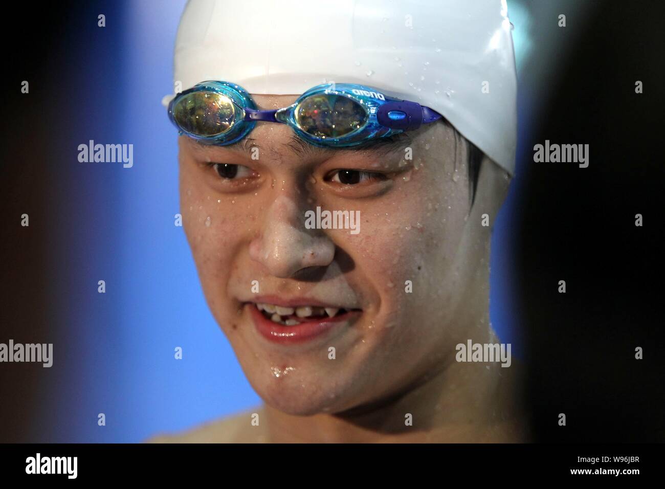 Cinese di nuoto Olympic Champion Sun Yang ascolta come egli è stato intervistato dalla stampa dopo aver vinto la mens 400m evento freestyle durante il 2012 Chine Foto Stock