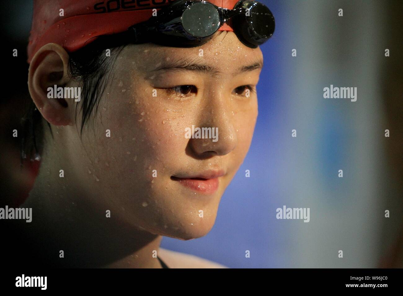 Cinese di nuoto Olympic Champion Ye Shiwen viene intervistato dopo la finale di womens 50m evento freestyle durante il 2012 nazionale cinese di nuoto Foto Stock