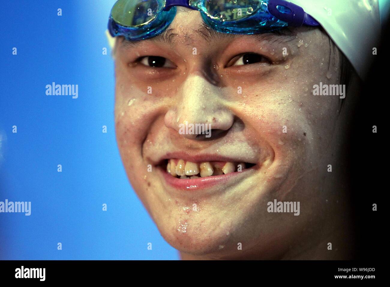 Cinese di nuoto Olympic Champion Sun Yang reagisce come egli è stato intervistato dalla stampa dopo aver vinto la mens 400m evento freestyle durante il 2012 semiscafi Foto Stock