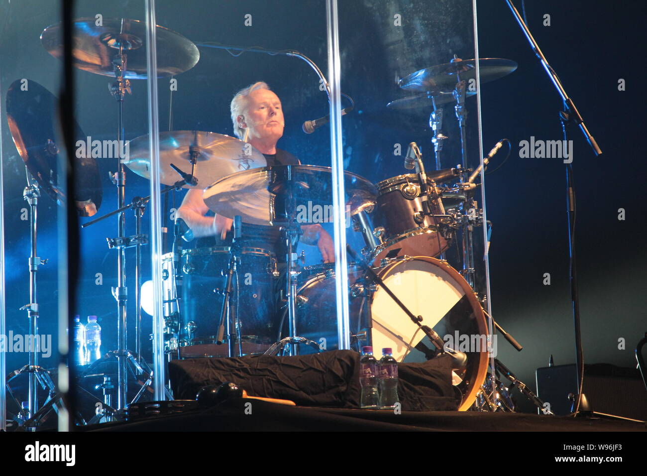 Martin Chambers, drumer del British Rock band i pretendenti esegue come la banda di tenere un concerto a Hong Kong, Cina, 21 settembre 2012. Foto Stock