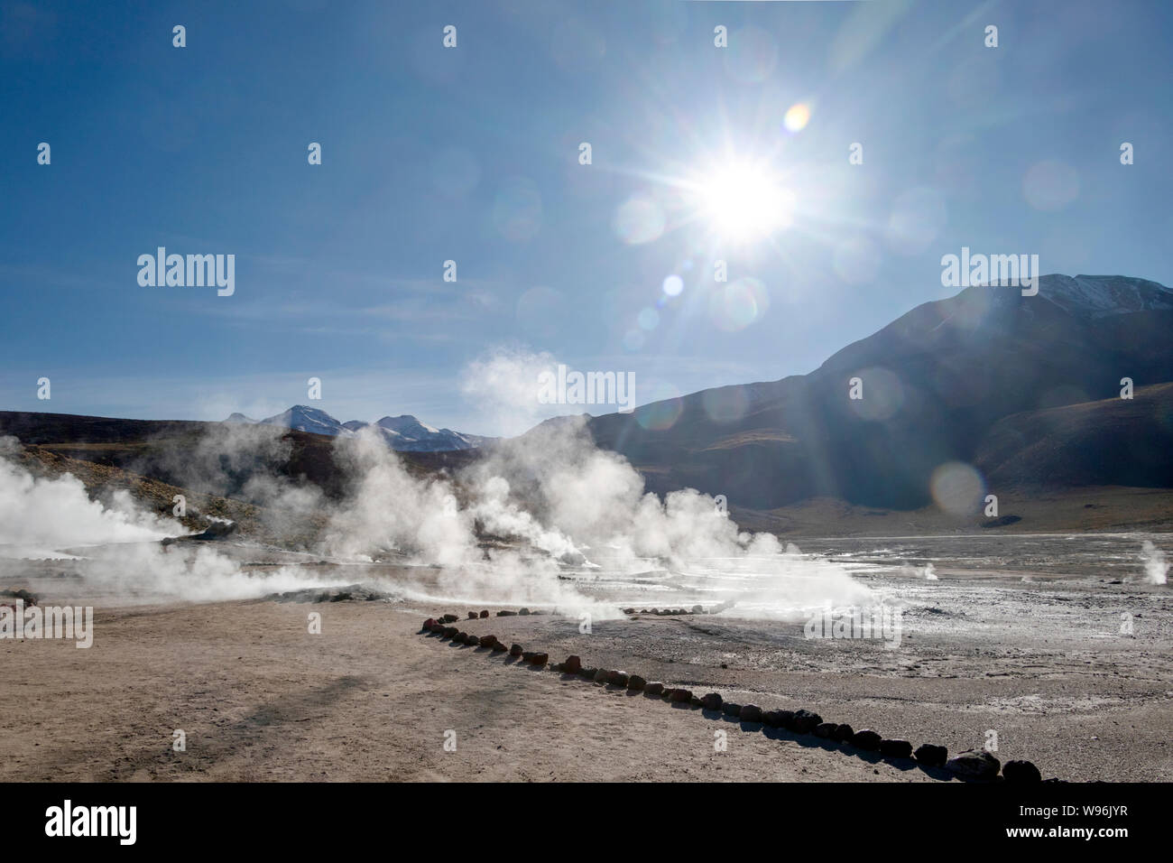 El Tatio geyser campo con tanti geyser. Sole brillante salire al di sopra delle sorgenti calde e associati sinterizzare depositi. Scenic paesaggio del deserto di Atacama, Cile Foto Stock El Tatio geyser campo con tanti geyser. Sole brillante salire al di sopra delle sorgenti calde e associati sinterizzare depositi. Scenic paesaggio del deserto di Atacama, Cile Foto Stock