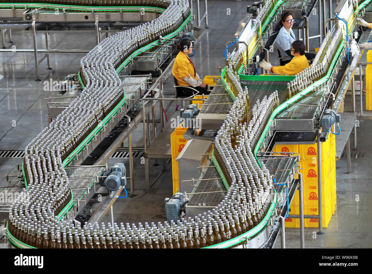 --File--lavoratori cinesi monitorare la produzione di birra in una birreria nella città di Nantong, est Chinas nella provincia di Zhejiang, 19 maggio 2012. Una nuova relazione ha detto il Foto Stock