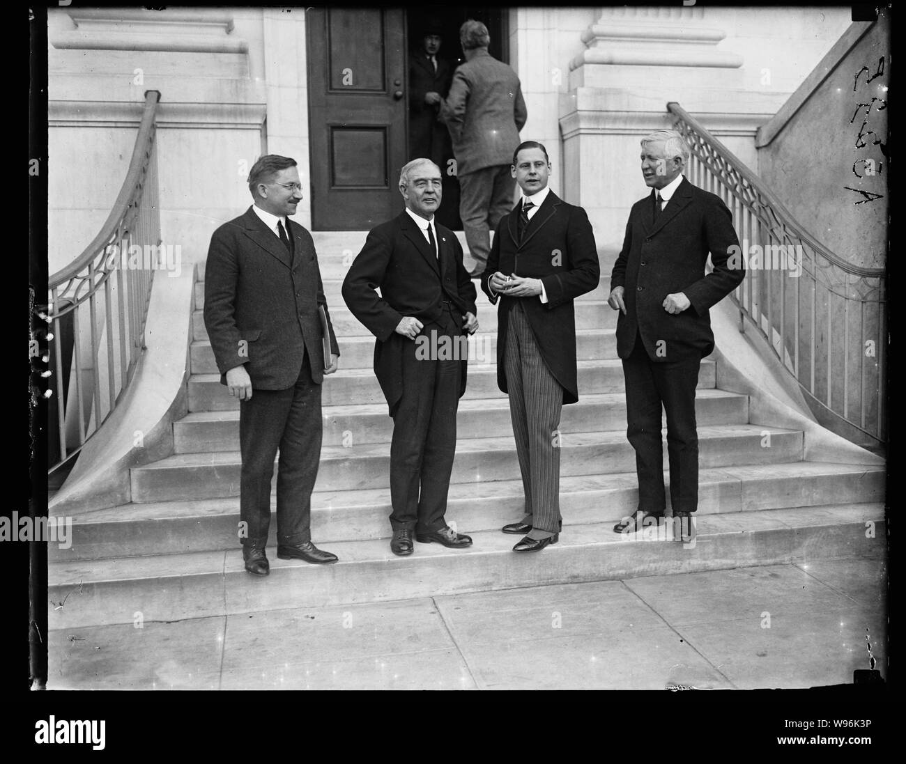 Amer. Croce Rossa di gruppo. Da sinistra a destra: James L. Fieser, Giudice John B. Payne, Edgar Prochwile e Col. Bickwell Foto Stock