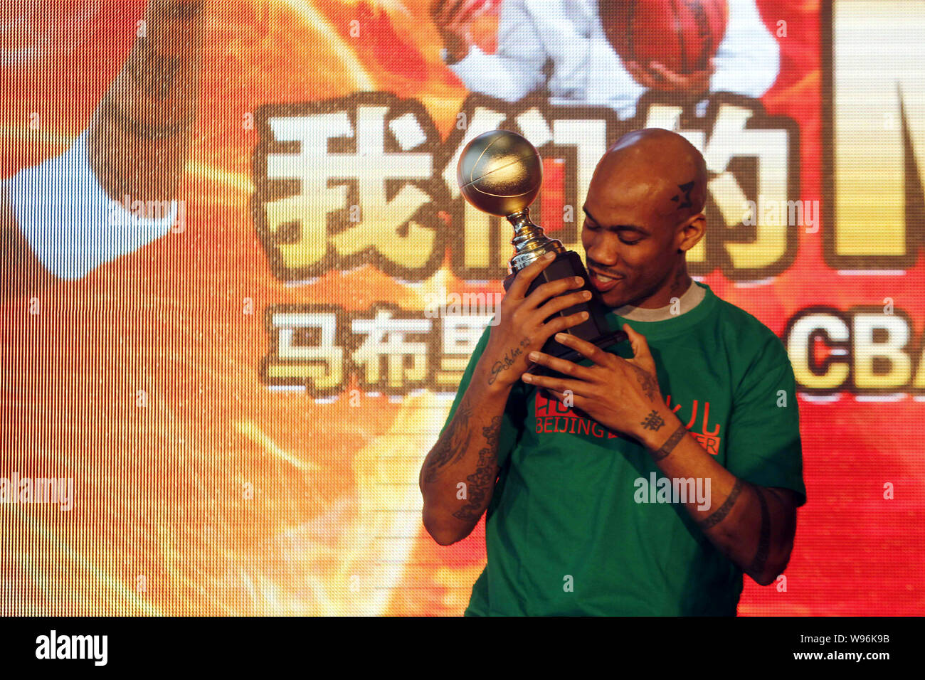 Stephon Marbury delle anatre Pechino detiene il trofeo per gli MVP (Most Valuable Player) del 2011/2012 finali CBA durante un fans meeting a Pechino, Foto Stock