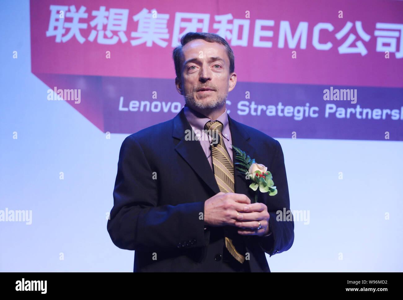 Pat Gelsinger, Presidente e COO di EMC, parla durante la Lenovo-EMC Partnership strategica conferenza stampa a Pechino in Cina, 1 agosto 2012. Lenov Foto Stock