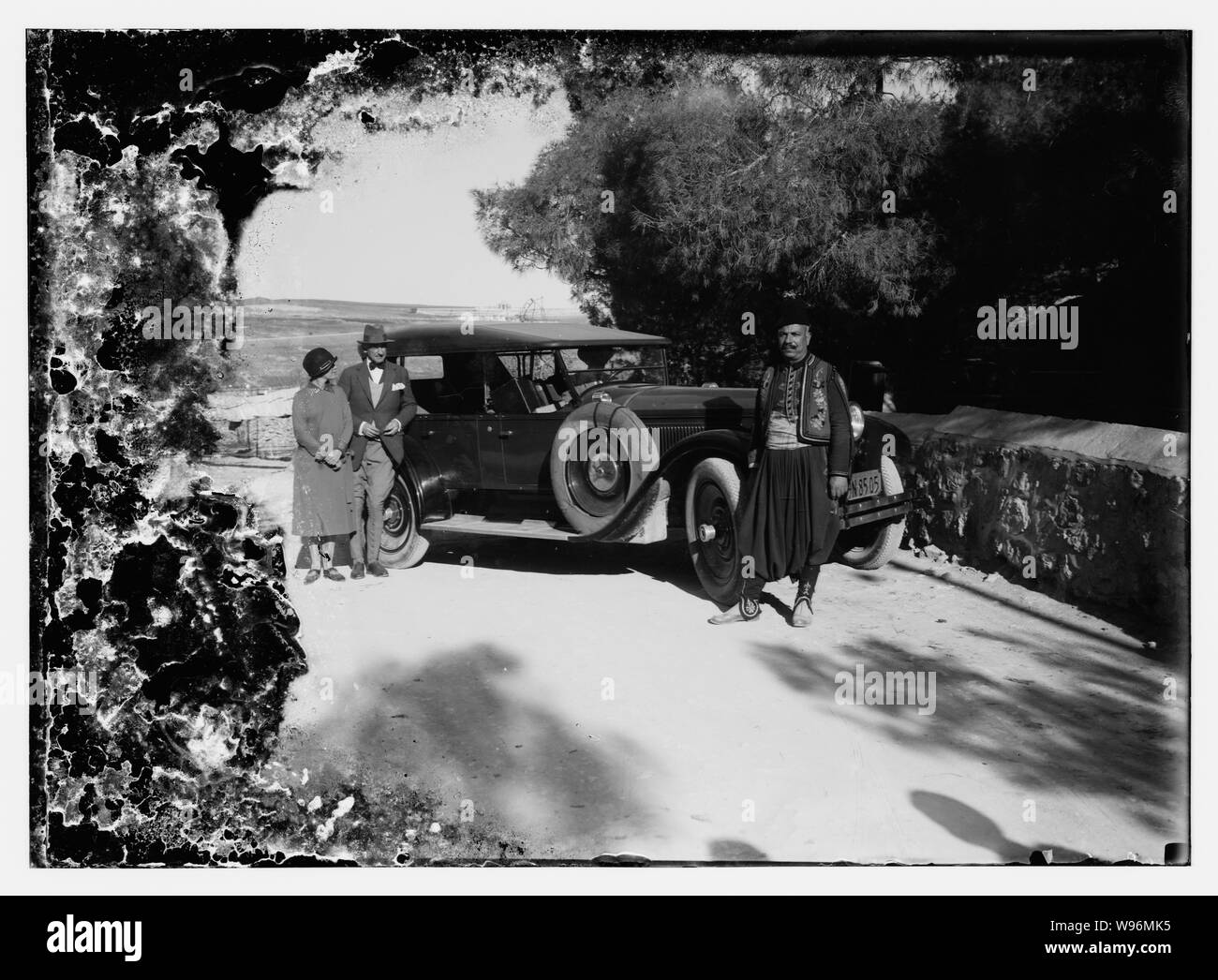 Console americano Oscar S. Heizer e moglie accanto a auto. 1923, Medio  Oriente, Israele e/o la Palestina. Reinventato Foto stock - Alamy