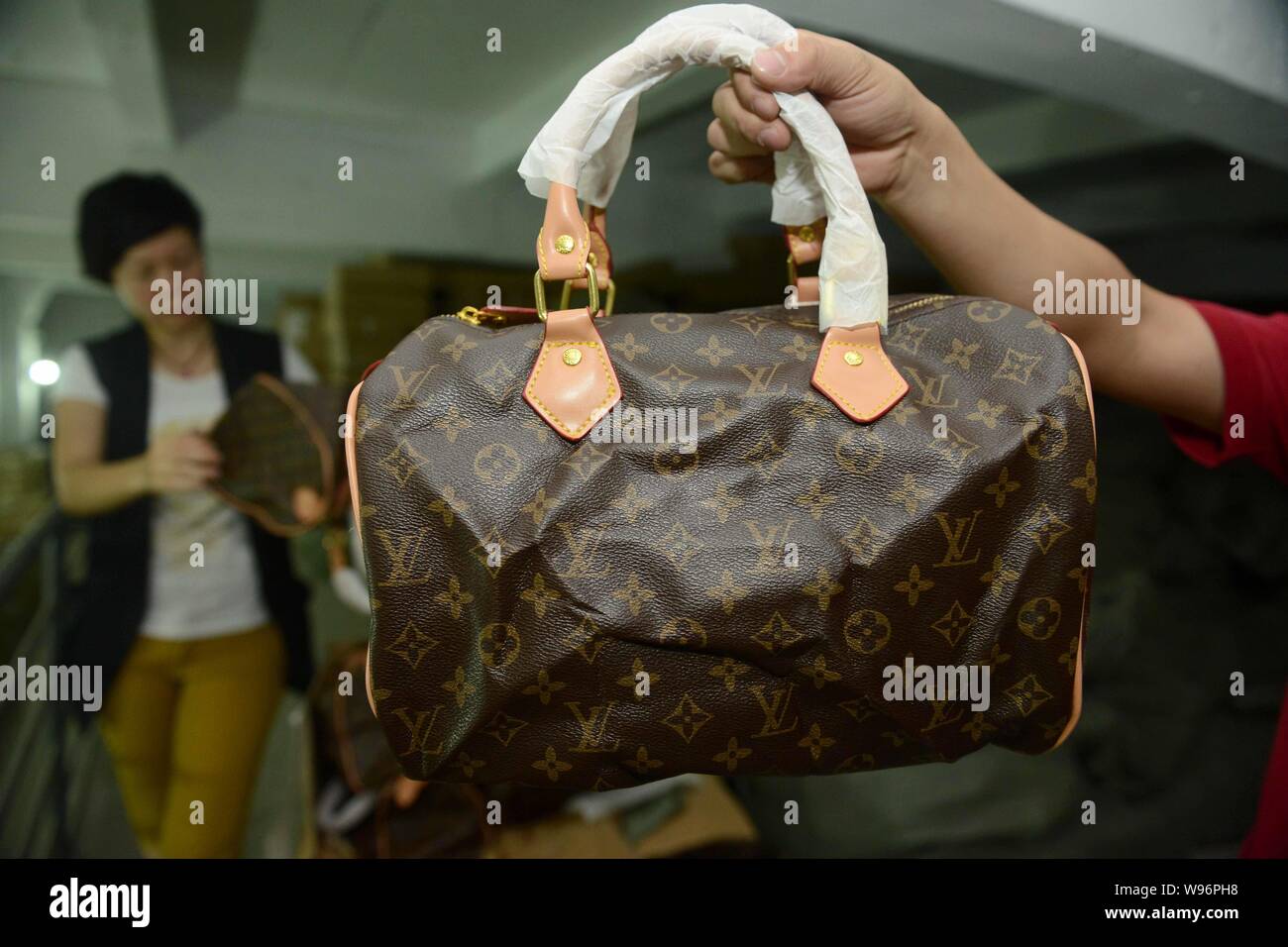 FILE Fake Louis Vuitton borse sono stati confiscati in corrispondenza di un magazzino nella citta di Guangzhou sud Chinas nella provincia di Guangdong 15 luglio 2012. Migliaia di fa Foto stock Alamy
