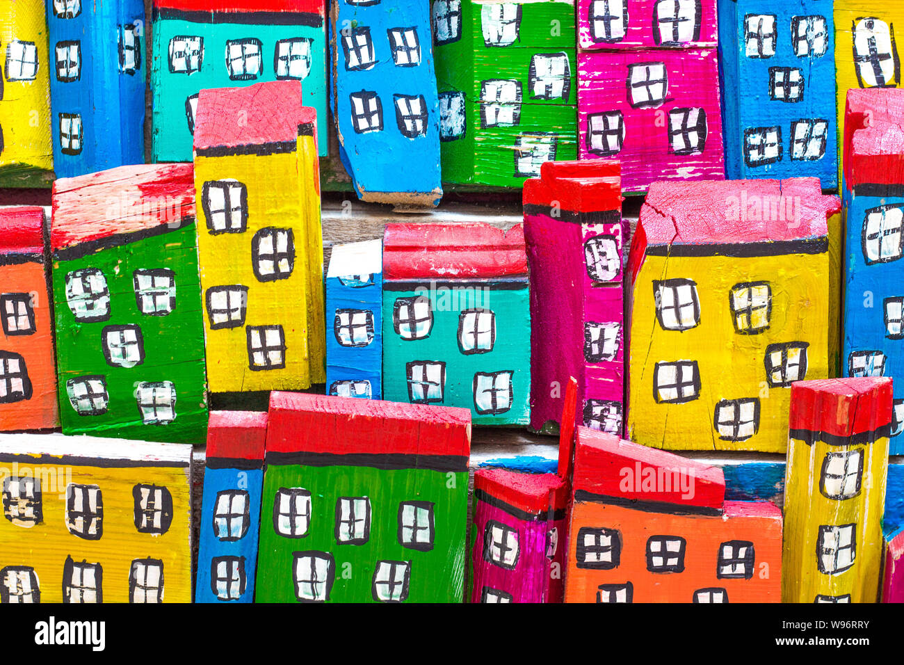 Luminose e colorate case fatte di legno. Dalle case si è rivelata una città intera di vari colori. Le finestre non sono verniciati in modo uniforme ma bella Foto Stock