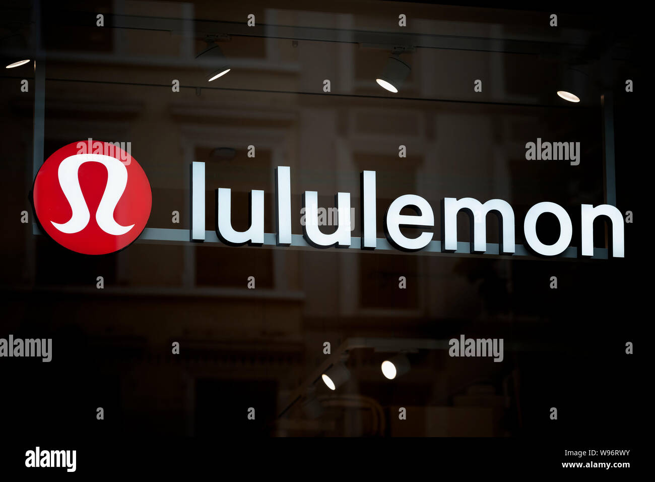 Segnaletica per la moda canadese rivenditore Lululemon Athletica trovati al di fuori della catena filiale di Manchester. Foto Stock