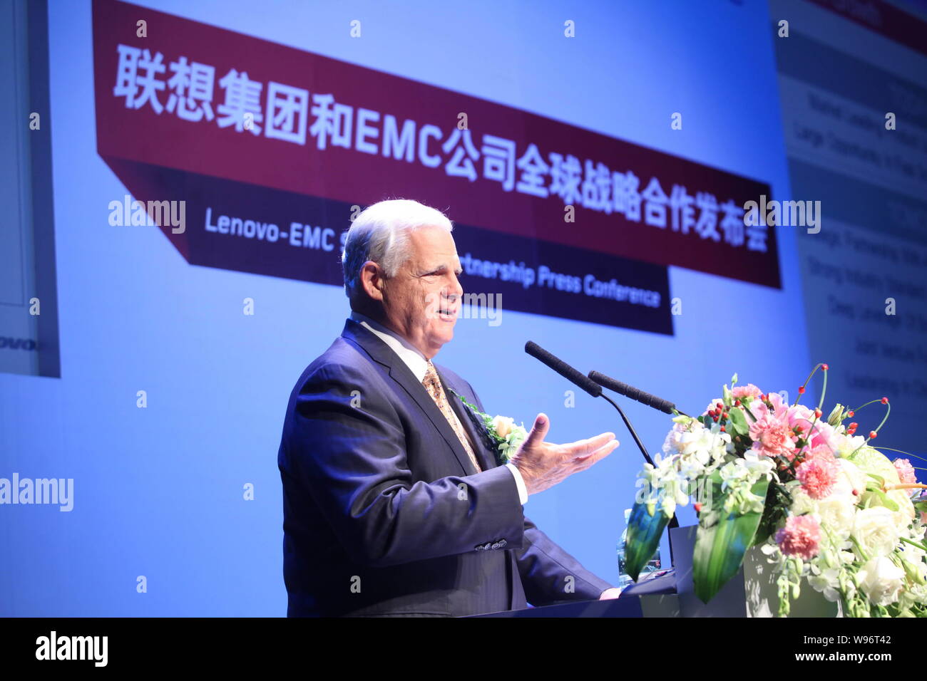 Joe Tucci, Presidente e CEO di EMC, parla durante la Lenovo-EMC Partnership strategica conferenza stampa a Pechino in Cina, 1 agosto 2012. Lenovo e Foto Stock