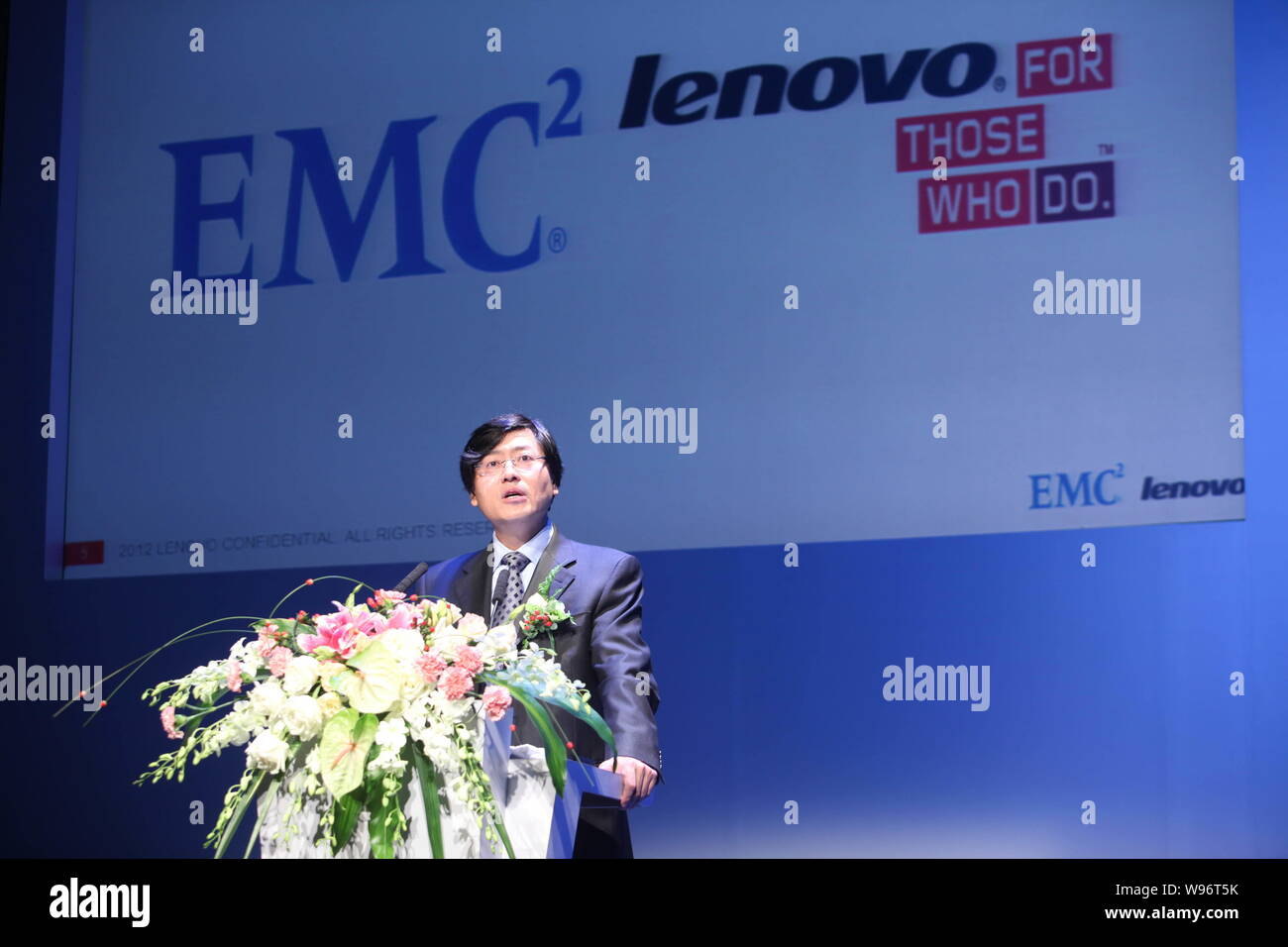 Yang Yuanqing, Presidente e CEO di Lenovo, parla durante la Lenovo-EMC Partnership strategica conferenza stampa a Pechino in Cina, 1 agosto 2012. Len Foto Stock