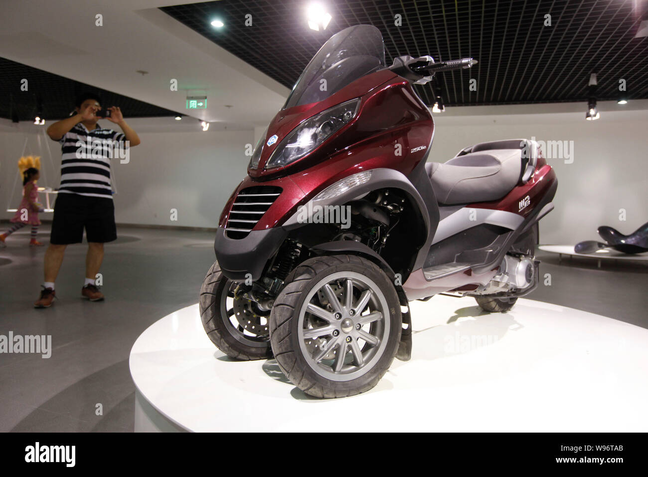 Un visitatore prende le immagini dei pezzi di arte durante il nuovo design italiano 2.0 mostra a Pechino, Cina, 22 luglio 2012. Il grande nuovo contemporaneo Ital Foto Stock