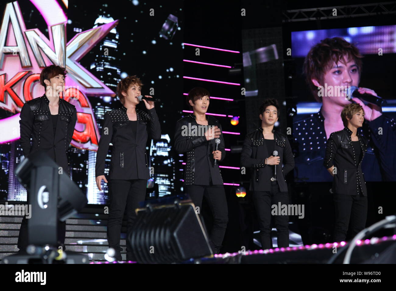 Membri del sud coreano gruppo pop MBLAQ eseguire presso il K-Festival Pop Music Bank in concerto a Hong Kong, Cina, 23 giugno 2012. Migliaia di appassionati di flocke Foto Stock