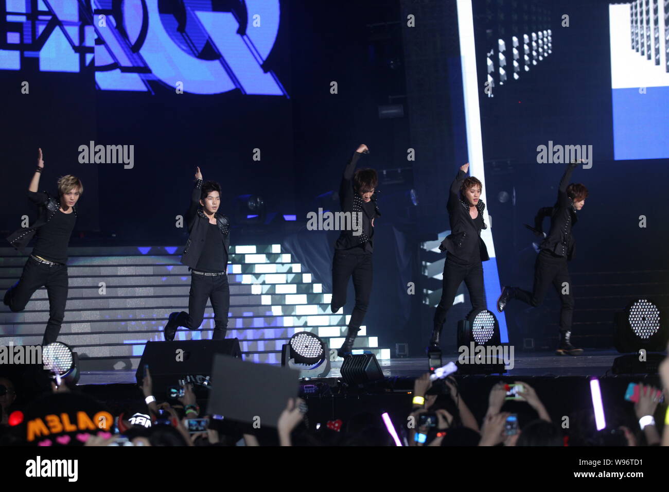 Membri del sud coreano gruppo pop MBLAQ eseguire presso il K-Festival Pop Music Bank in concerto a Hong Kong, Cina, 23 giugno 2012. Migliaia di appassionati di flocke Foto Stock