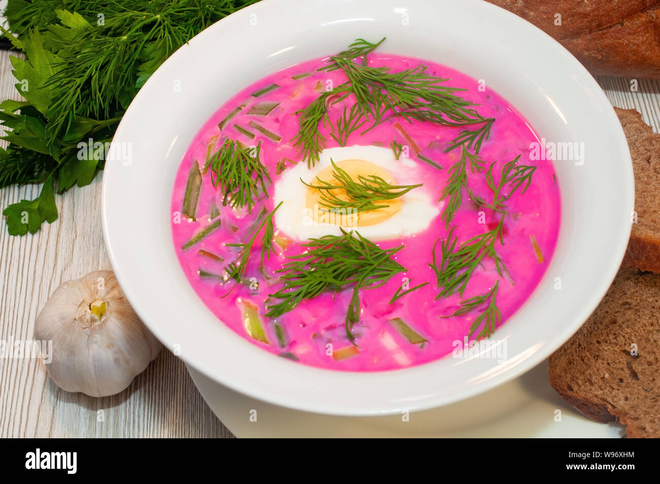 Estate freddo zuppa di barbabietole con il kefir in una piastra Foto Stock