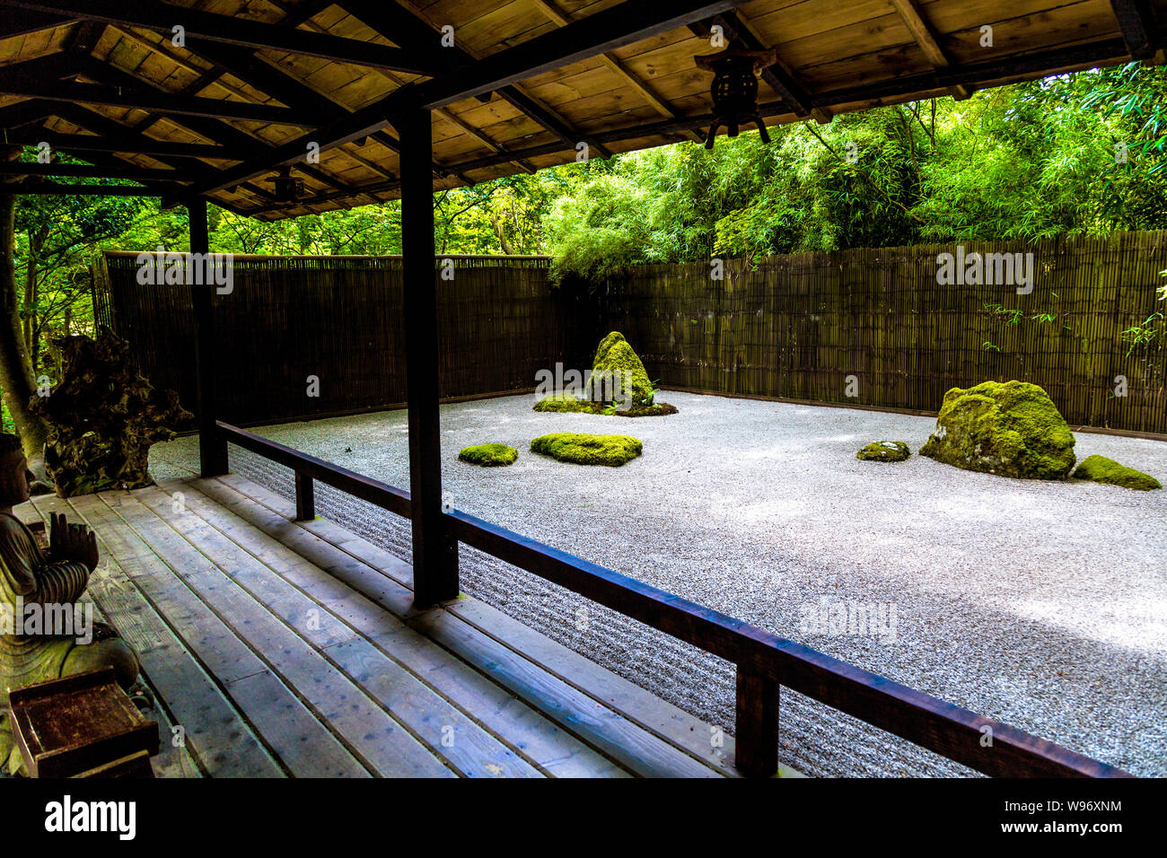 Zen giardino di roccia (karesansui) presso il giardino giapponese in St Mawgan, Cornwall, Regno Unito Foto Stock