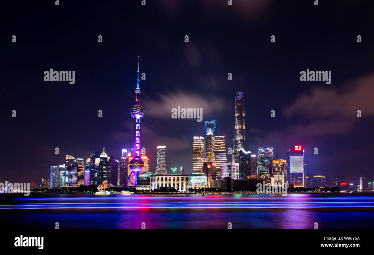 Shanghai, Cina - 7 Agosto 2019: Shanghai skyline al blue ora con incredibili grattacieli cityscape con esposizione lunga sparata dal Bund Foto Stock