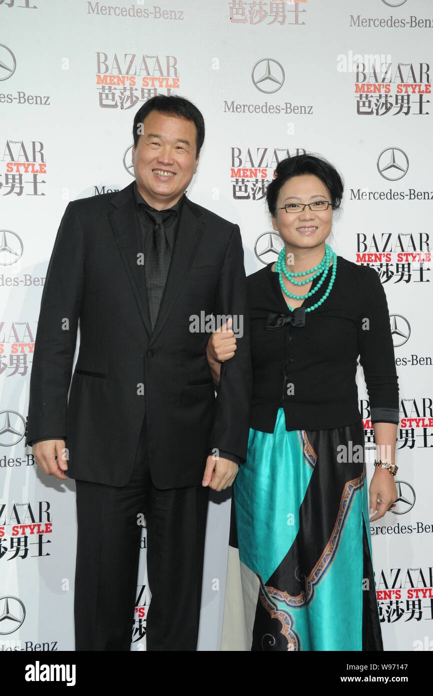 Huang Nubo, sinistra, presidente del gruppo Zhongkun, pone con sua moglie come essi arrivano per la cerimonia di consegna del premio dal Bazaar Mens Style Magazine a Pechino, Foto Stock
